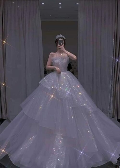 Chica usando un vestido de princesa con brillos y escote palabra de honor