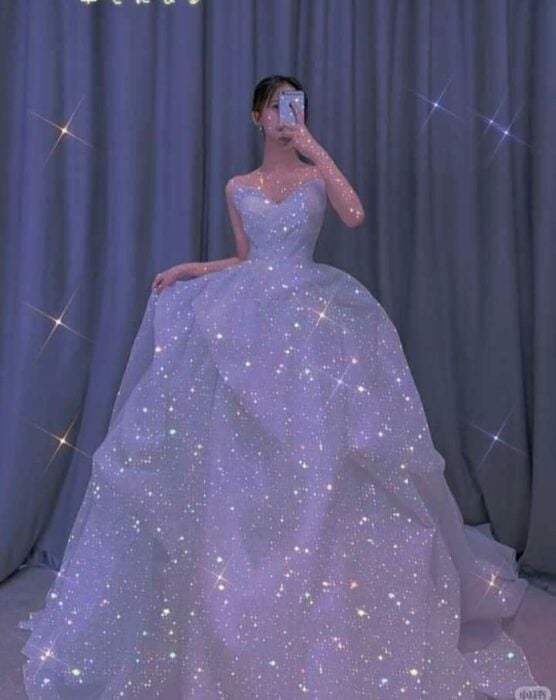 Chica usando un vestido de princesa con brillos y escote palabra de honor