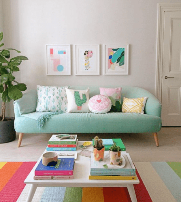 sala de estar, habitación con diseño de interiores en colores pastel, amarillo claro, verde menta, rosa claro, azul celeste sillas de madera, sillones de colores, pared color verde pastel, flores