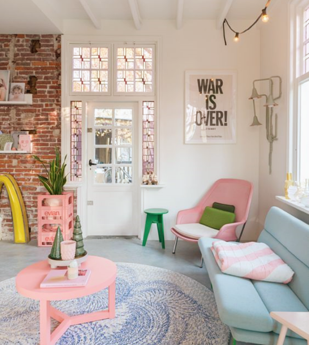 sala, habitación con diseño de interiores en colores pastel, amarillo claro, verde menta, rosa claro, azul celeste sillas de madera, sillones de colores, pared color verde pastel, flores
