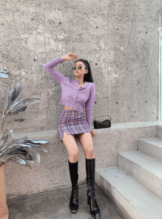 chic allevando outfit en tono morado con falda a cuadors;13 Outfits colegiales por sí extrañas tus días de escuela