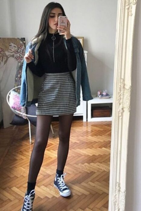 chica llevando outfit con falda a cuadros y medias;13 Outfits colegiales por sí extrañas tus días de escuela