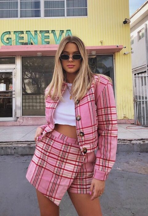 chica llevando traje de dos piezas estilo colegial tono roja palo;13 Outfits colegiales por sí extrañas tus días de escuela