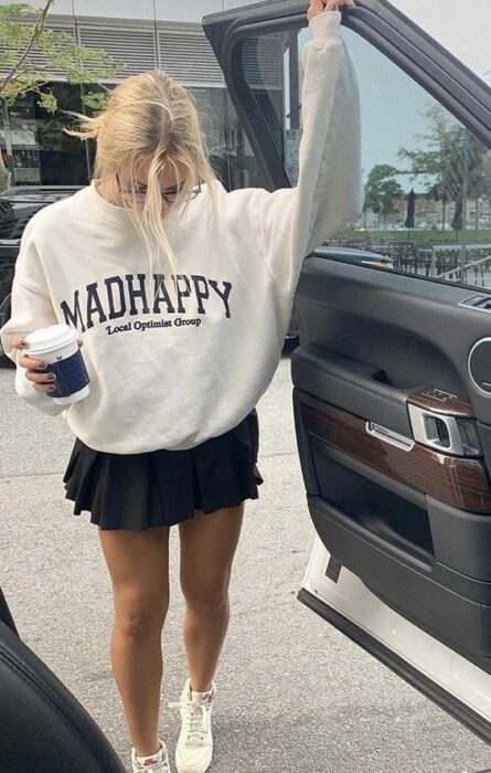 chica llevando outfit con falda plizada y sudadera amplia ;13 Outfits colegiales por sí extrañas tus días de escuela