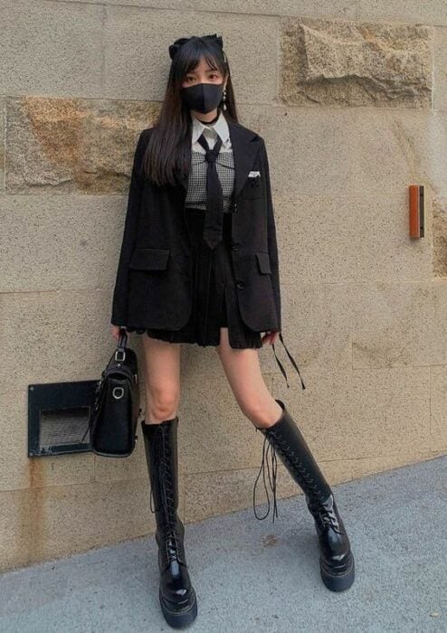 chica llevando aoutfit estilo colegial en tono total negro;13 Outfits colegiales por sí extrañas tus días de escuela