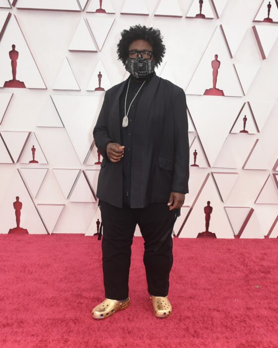 Questlove llevando sandalias tipo crocs en dorado a la entrega de los premios oscar