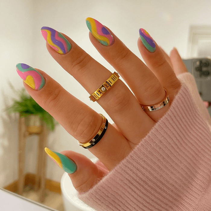 uñas con diseño colorido en tonos rosa, morado, lila, con flores, arcoíris, animal print, tonos verde, rosa, morado, azul pastel, anillos de oro