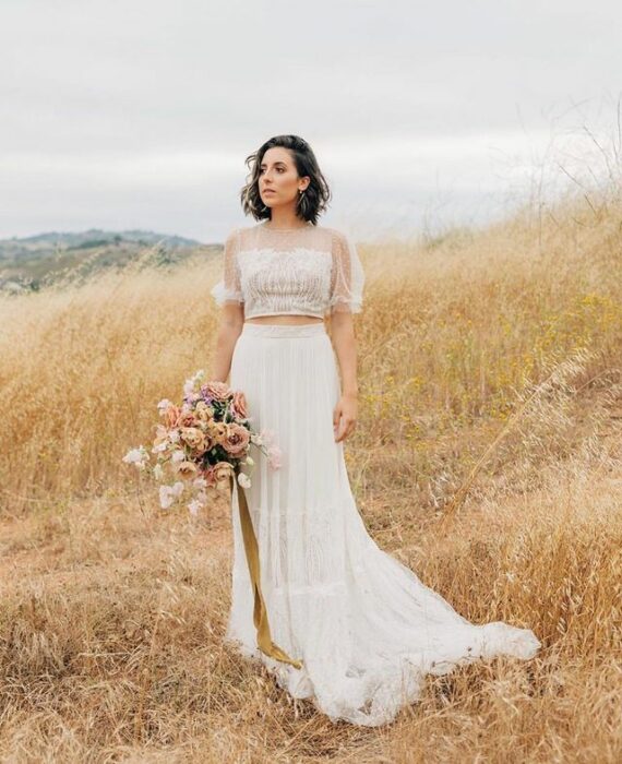 chica llevando traje de dos piezas para la boda; 15 Vestidos de novia sencillos y bonitos que te harán decir 'Si, acepto'