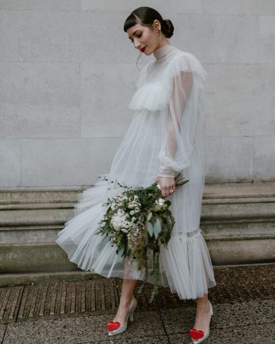 chica llevando vestido ampón con encaje; 15 Vestidos de novia sencillos y bonitos que te harán decir 'Si, acepto'