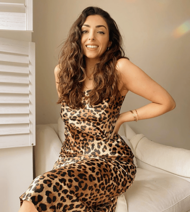 chica de cabello castaño chino usando un vestido de satén con animal print, de tirantes ajustado