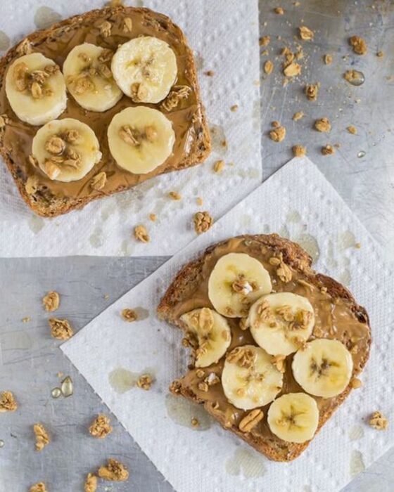 Tostada de mantequilla de maní ;10 Desayunos tan saludables y deliciosos que te harán agua la boca 