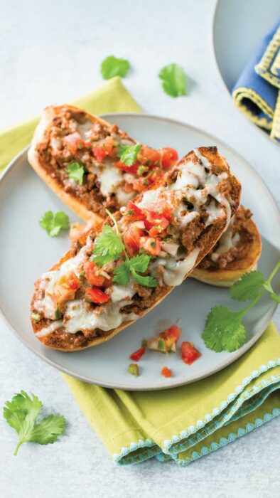 Molletes integrales con queso de cabra ;10 Desayunos tan saludables y deliciosos que te harán agua la boca 