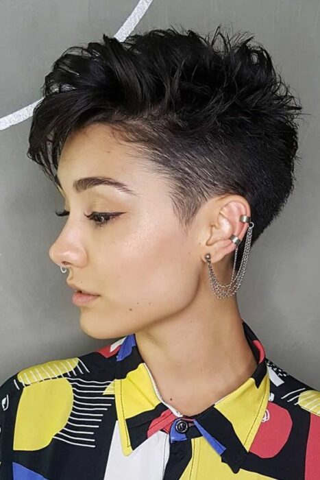 chica con corte de cabello estilo mohicano ;13 Ideas para llevar cabello corto con estilo y actitud 