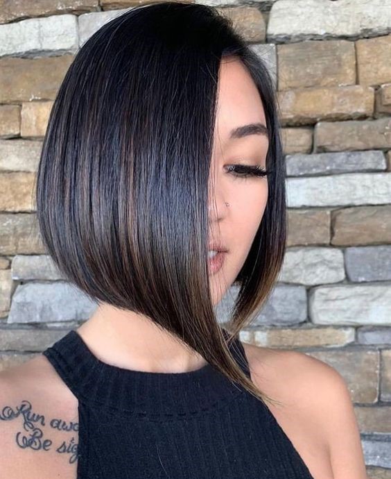 chica con corte de cabello bob asimétrico ;13 Ideas para llevar cabello corto con estilo y actitud 