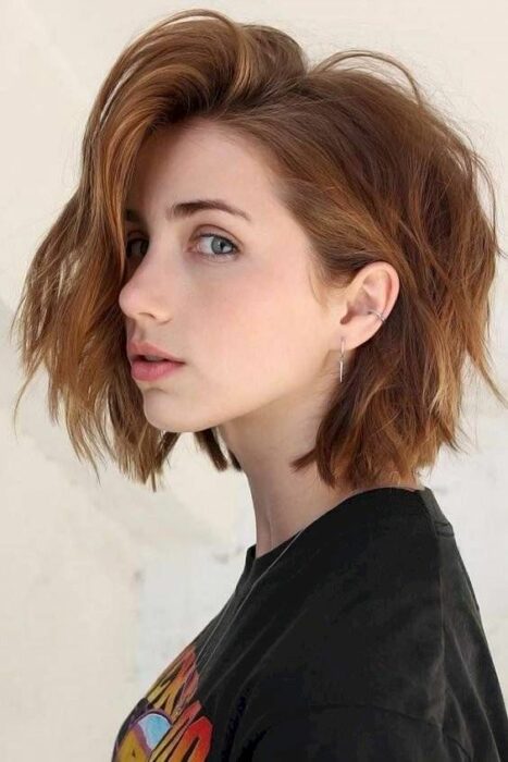 chica con corte de cabello asimétrico y tenido; 13 Ideas para llevar cabello corto con estilo y actitud 