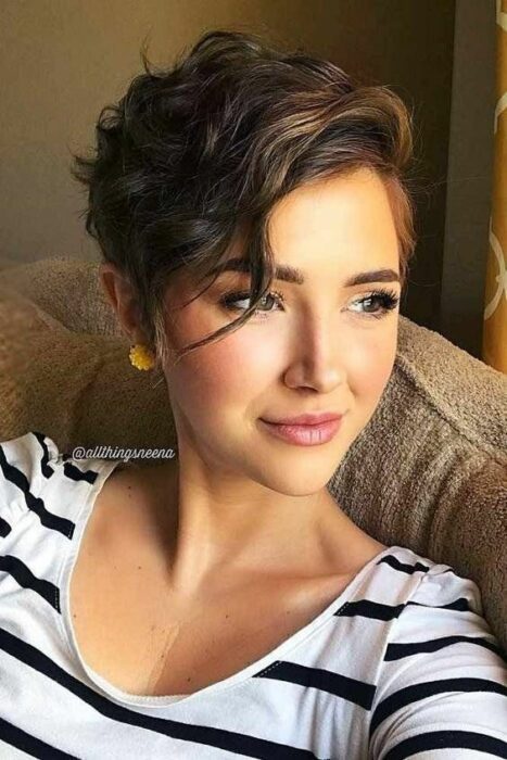 Chica con corte de cabello estilo pixie en ondas ;13 Ideas para llevar cabello corto con estilo y actitud 