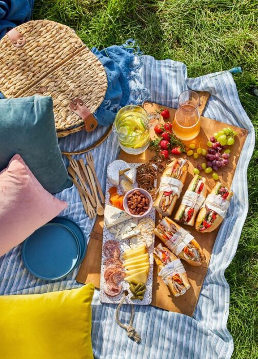 picnic improvisado ;13 Regalos chulos y originales para sorprender a mamá en su día 