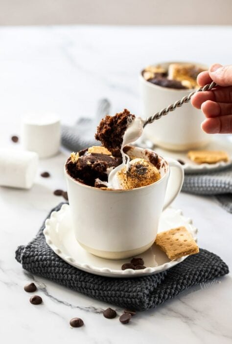Pastelillo con chocolate y bombones ;13 Sencillas rectas para hacer 'mug cakes' en microondas