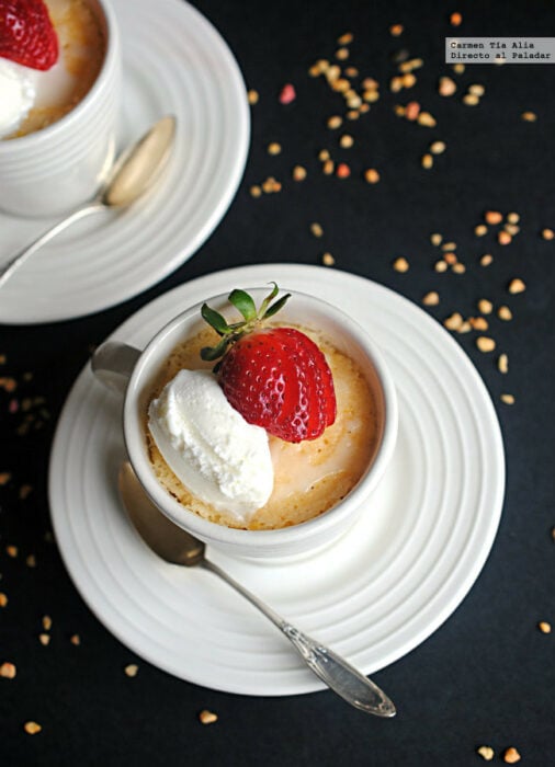 Pastelillo con vainilla y fresa ;13 Sencillas rectas para hacer 'mug cakes' en microondas