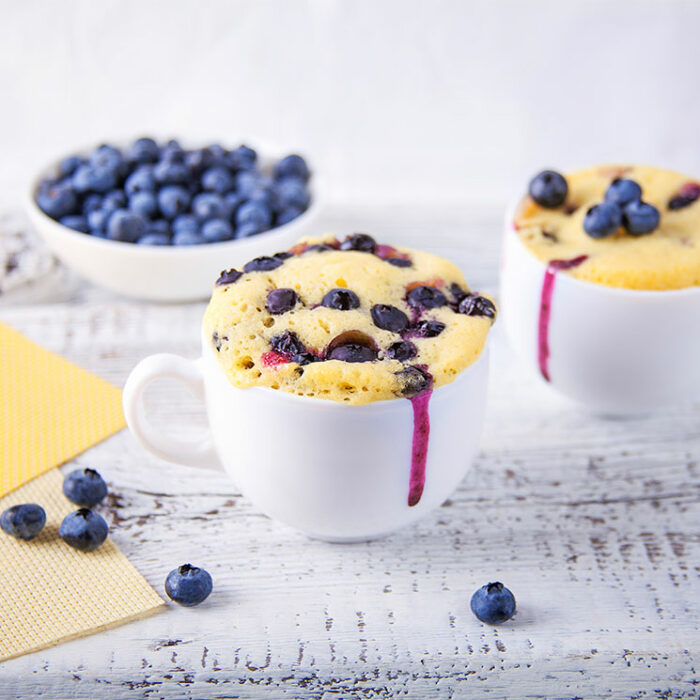 pastelillo con arándanos ;13 Sencillas rectas para hacer 'mug cakes' en microondas