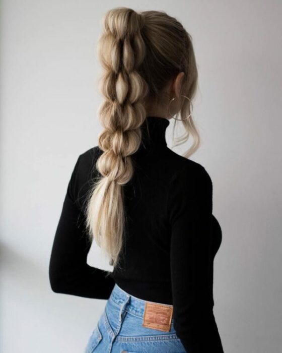 Chica con coleta alta de trenzas bubble o burburja ;13 Trenzas estilo 'bubble' para darle un giro a tu clásico peinado