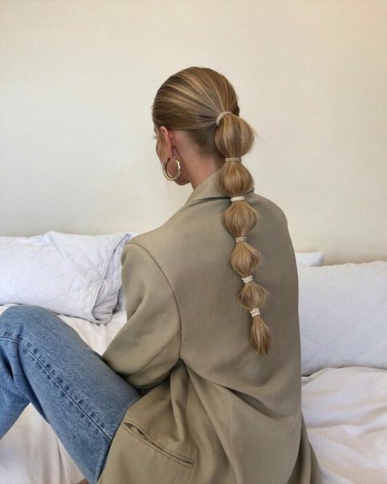 Chica con coleta baja de trenzas bubble o burburja;13 Trenzas estilo 'bubble' para darle un giro a tu clásico peinado