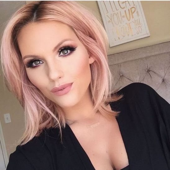 chica mostrando su cabello corto en tono rose golde ;14 Pruebas de que el tinte rose blonde es la nueva tendencia