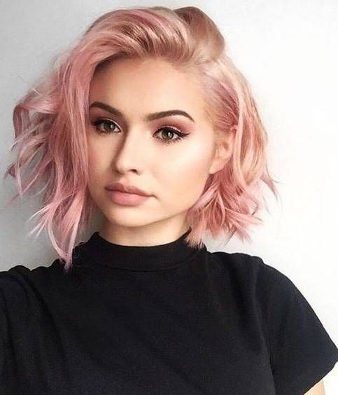 chica con corte pixie y cabello rosa ;14 Pruebas de que el tinte rose blonde es la nueva tendencia