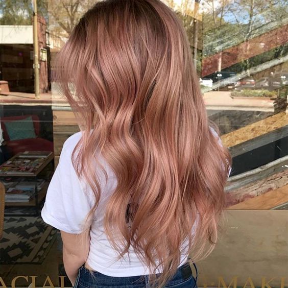 chica con cabello en ondas en tono rose ;14 Pruebas de que el tinte rose blonde es la nueva tendencia