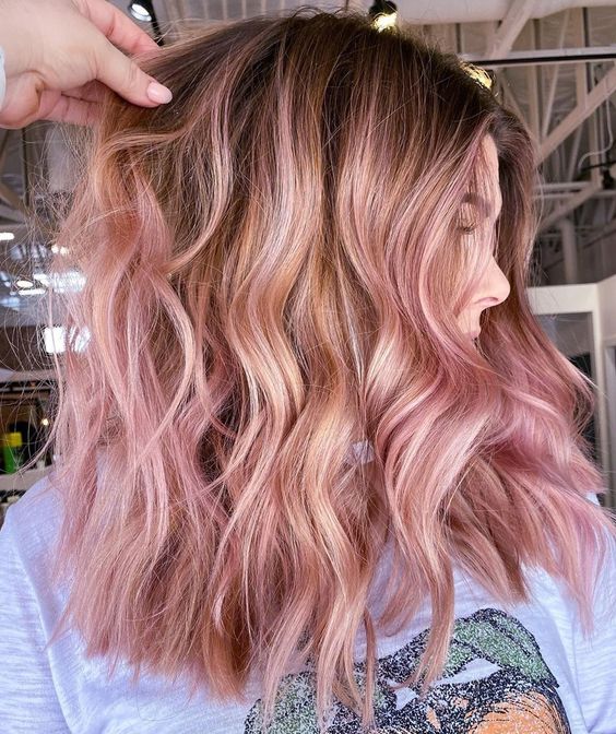 chica con cbaello teñido en tono rose con platinos ;14 Pruebas de que el tinte rose blonde es la nueva tendencia