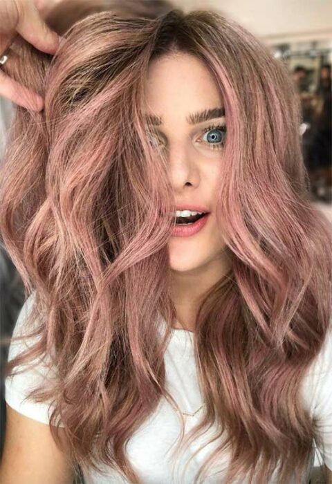 chica con cabello chocolate y detalles en rose gold ;14 Pruebas de que el tinte rose blonde es la nueva tendencia