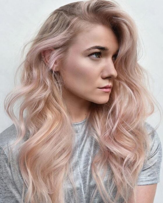 chcia de perfil mostrando su cabello teñido en rose gold ;14 Pruebas de que el tinte rose blonde es la nueva tendencia