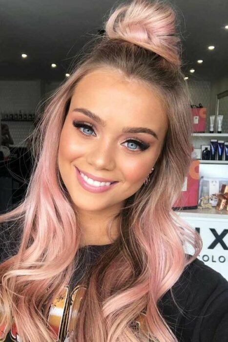 chica con cabello teñido en rose gold con castaño ;14 Pruebas de que el tinte rose blonde es la nueva tendencia