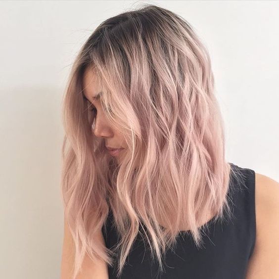 chica con cabello teñido en tono rose gold con raíz oscura;14 Pruebas de que el tinte rose blonde es la nueva tendencia