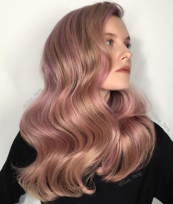 chica con cabello teñido en tono rose gold oscuro ;14 Pruebas de que el tinte rose blonde es la nueva tendencia