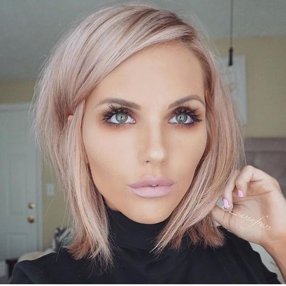 chica con cabello teñido en rose gold platinado ;14 Pruebas de que el tinte rose blonde es la nueva tendencia