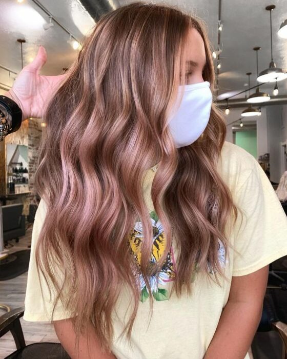 chica con cabello teñido en rose gold con mechas ;14 Pruebas de que el tinte rose blonde es la nueva tendencia