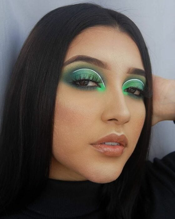 chica con maquillaje en tono verde en contraste con fluorescente ;15 Maquillajes en tonos verde para reconectar con la naturaleza