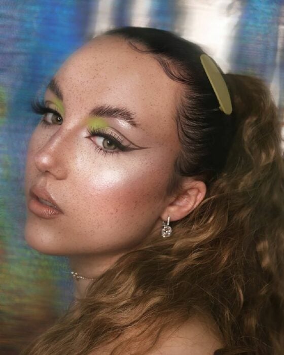 chica con delineado doble y sombra verde olivo ;15 Maquillajes en tonos verde para reconectar con la naturaleza