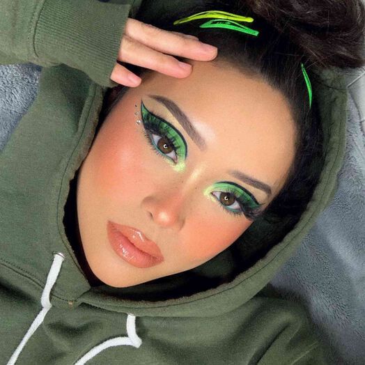 chica con maquillaje verde limón con glitter y delineado en negro ;15 Maquillajes en tonos verde para reconectar con la naturaleza