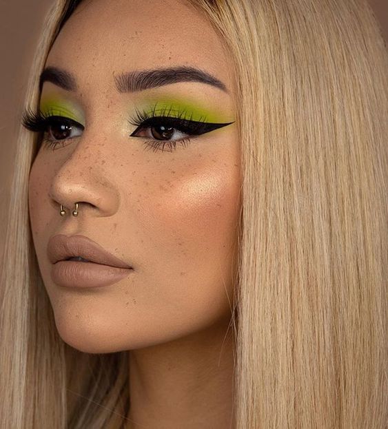 chica con maquillaje en tono verde limón con delineado negro ;15 Maquillajes en tonos verde para reconectar con la naturaleza