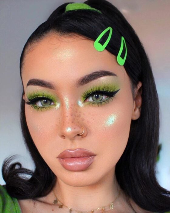 chica con maquillaje en tono verde limón ;15 Maquillajes en tonos verde para reconectar con la naturaleza