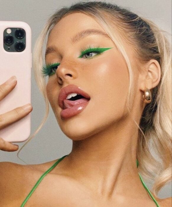 chica con maquillaje simple y delineado en verde ;15 Maquillajes en tonos verde para reconectar con la naturaleza