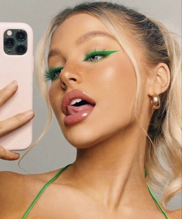 chica con maquillaje simple y delineado en verde ;15 Maquillajes en tonos verde para reconectar con la naturaleza