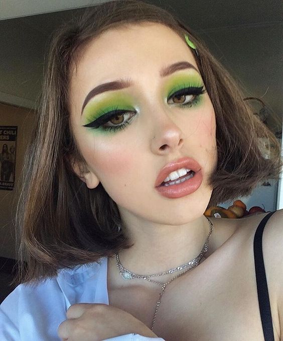 chica con sombras duo en ojos en tonalidades verde ;15 Maquillajes en tonos verde para reconectar con la naturaleza