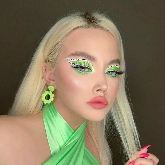 chica con maquillaje de ojos en tono verde fluorescente con delineado aesthetic ;15 Maquillajes en tonos verde para reconectar con la naturaleza