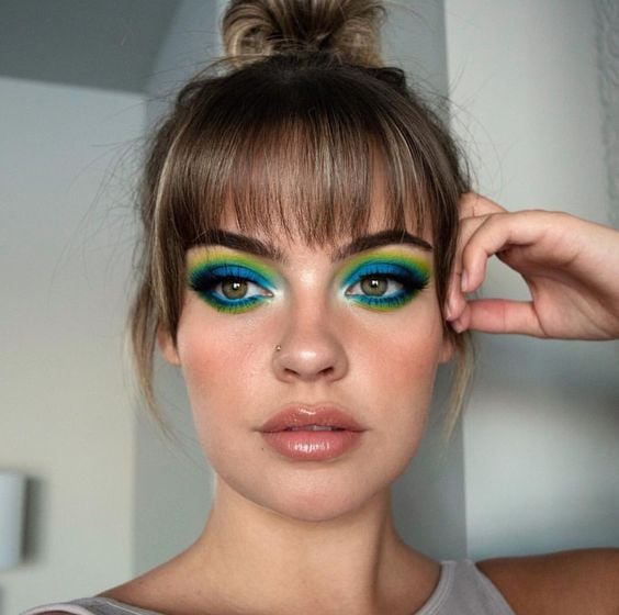 chica con maquillaje doble en tono azul y verde limón ;15 Maquillajes en tonos verde para reconectar con la naturaleza