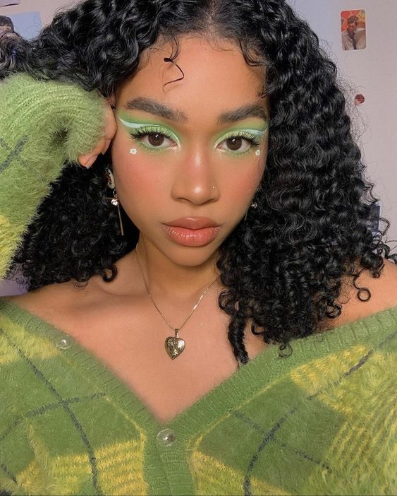 Maquillajes en verde para reconectar con la naturaleza aesthetic piel morena Maquillajes en verde para reconectar con la naturaleza