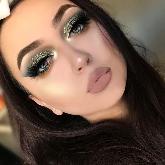 chica con maquillaje en tono verde con glitter y labial café ;15 Maquillajes en tonos verde para reconectar con la naturaleza