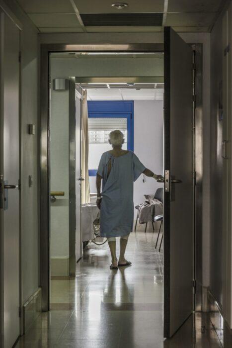 Abuelito caminando en el pasillo de un hospital; Abuelito cedió su cama en el hospital para salvar a un paciente joven